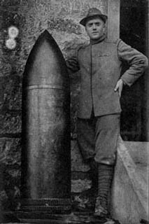 Soldato posa accanto a proiettile austriaco da 420 mm.