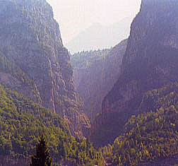  La diga del Vajont vista da Longarone 