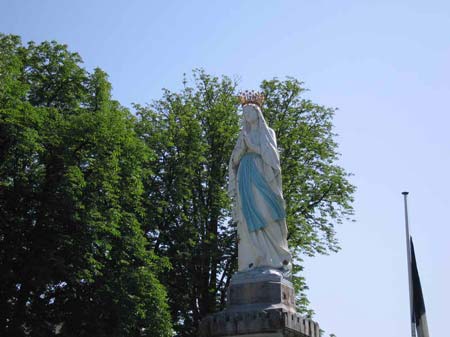 Statua dell'incoronata nell'Esplanade du Rosaire 