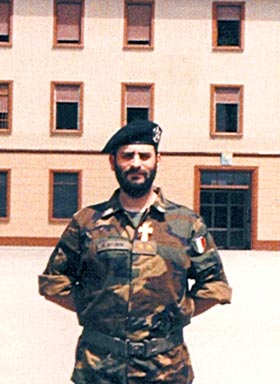  In uniforme di servizio e combattimento... 